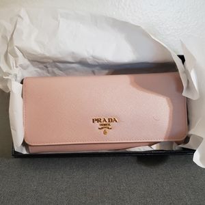 Prada wallet (new)